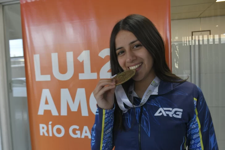 Abril Ortega mostro su medalla dorada en LU12 AM680 y anticipó el viaje al Mundial