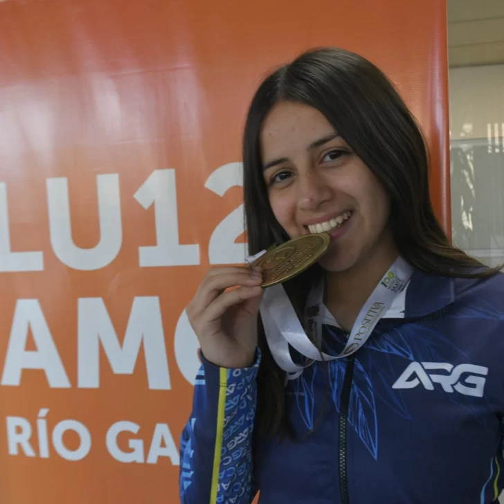 Abril Ortega mostro su medalla dorada en LU12 AM680 y anticipó el viaje al Mundial