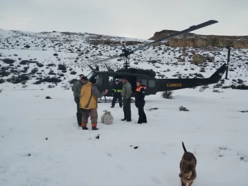 Asistieron en helicóptero a peones de estancia varados por la nieve en Santa Cruz