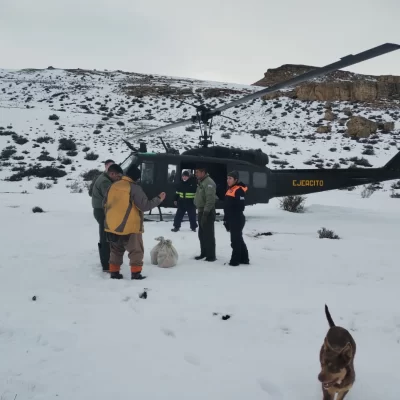 Asistieron en helicóptero a peones de estancia varados por la nieve en Santa Cruz