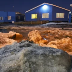 Atrapados por el hielo, los autos quedan encajados en las calles