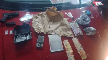 Dos extranjeros se accidentaron en la ruta cerca de Río Gallegos y les hallaron drogas y una réplica de un arma de fuego Dos extranjeros se accidentaron en la ruta cerca de Río Gallegos y les hallaron drogas y una réplica de un arma de fuego