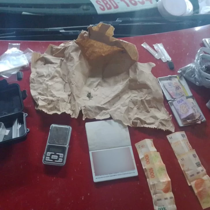 Dos extranjeros se accidentaron en la ruta cerca de Río Gallegos y les hallaron drogas y una réplica de un arma de fuego Dos extranjeros se accidentaron en la ruta cerca de Río Gallegos y les hallaron drogas y una réplica de un arma de fuego