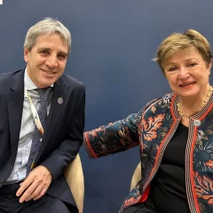 Luis Caputo se reunió con la directora del FMI, Kristalina Georgieva, en Brasil