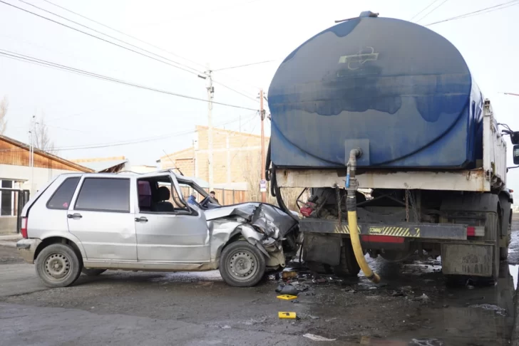 Fuerte choque entre un auto y un camión en el barrio Del Carmen de Río Gallegos