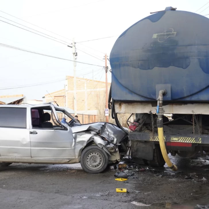 Fuerte choque entre un auto y un camión en el barrio Del Carmen de Río Gallegos