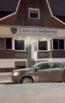 Apagón en Ushuaia: vecinos autoconvocados realizaron un bocinazo afuera de la Casa de Gobierno