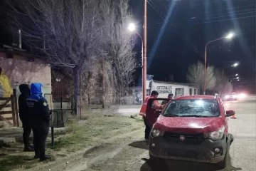 Ebrio se quedó dormido con el auto encendido en el medio de la calle