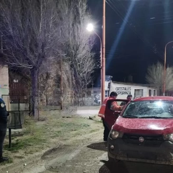 Ebrio se quedó dormido con el auto encendido en el medio de la calle