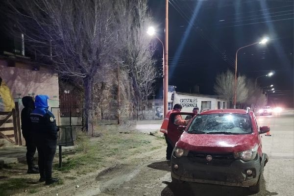 Ebrio se quedó dormido con el auto encendido en el medio de la calle