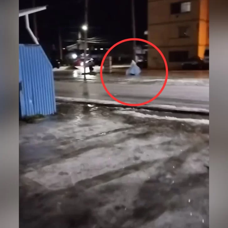 Un video viral muestra “duendes” caminando en la escarcha en Río Gallegos