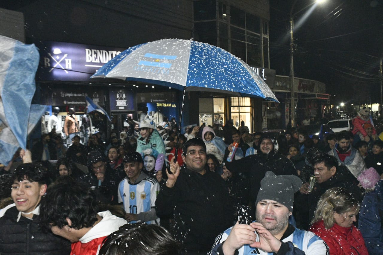 festejos-en-rio-gallegos-por-argentina-campeon-de-la-copa-america-2024-84375-23-728x485