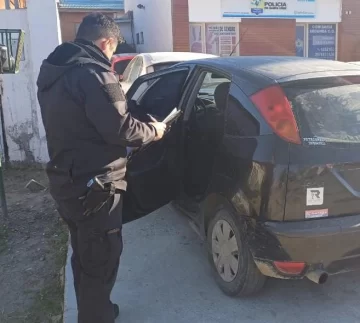 Conducían de forma imprudente e insultaron a la policía: les encontraron una escopeta y cuchillos bajo un asiento 