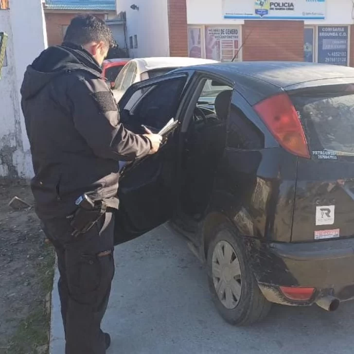 Conducían de forma imprudente e insultaron a la policía: les encontraron una escopeta y cuchillos bajo un asiento 