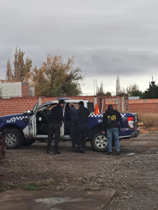 Fue a buscar trabajo y descubrieron que tenía orden de captura por robo y amenazas