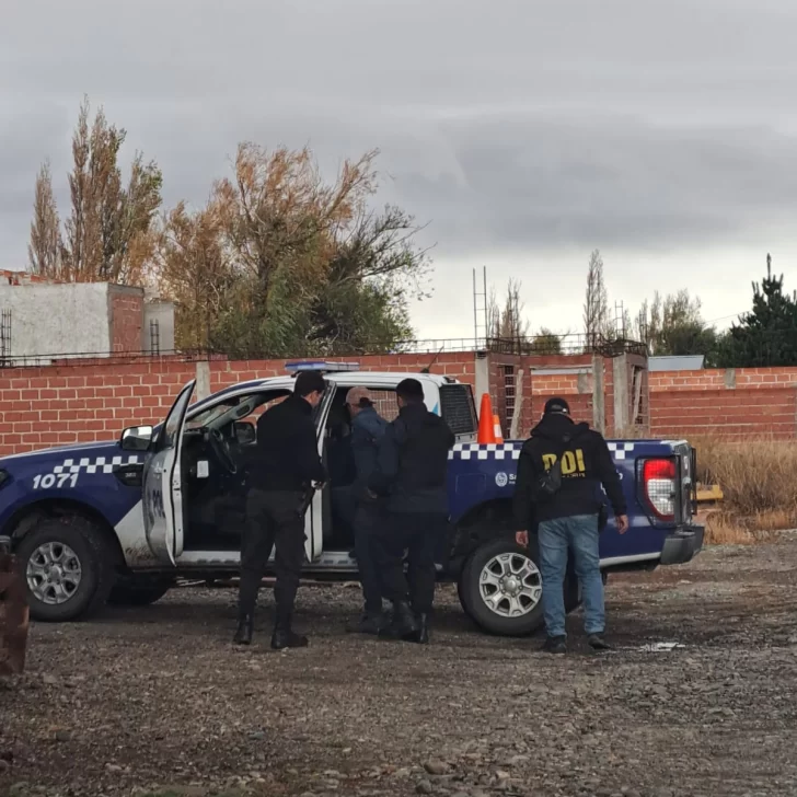 Fue a buscar trabajo y descubrieron que tenía orden de captura por robo y amenazas