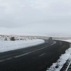 Qué es el hielo negro, cómo detectarlo y siete claves para manejar sobre él sin perder el control 