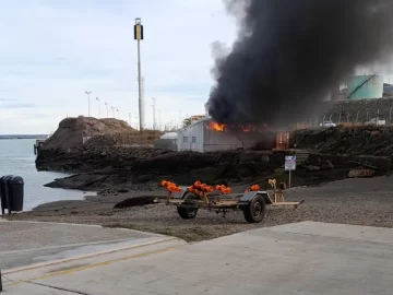 Bombero resultó herido durante el incendio de un galpón de una ONG en la costanera de Puerto Deseado