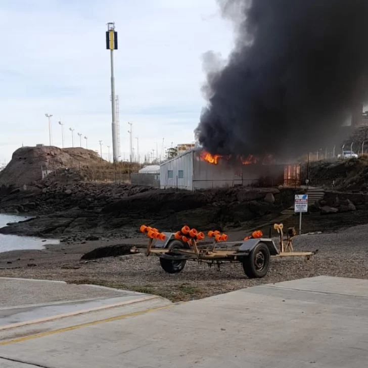 Bombero resultó herido durante el incendio de un galpón de una ONG en la costanera de Puerto Deseado