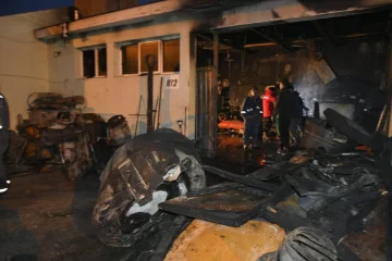 Voraz incendio destruyó un taller mecánico y un auto: “Se quemó todo”