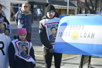 El reclamo por el caso Loan Peña presente en el izamiento dominical de Río Gallegos