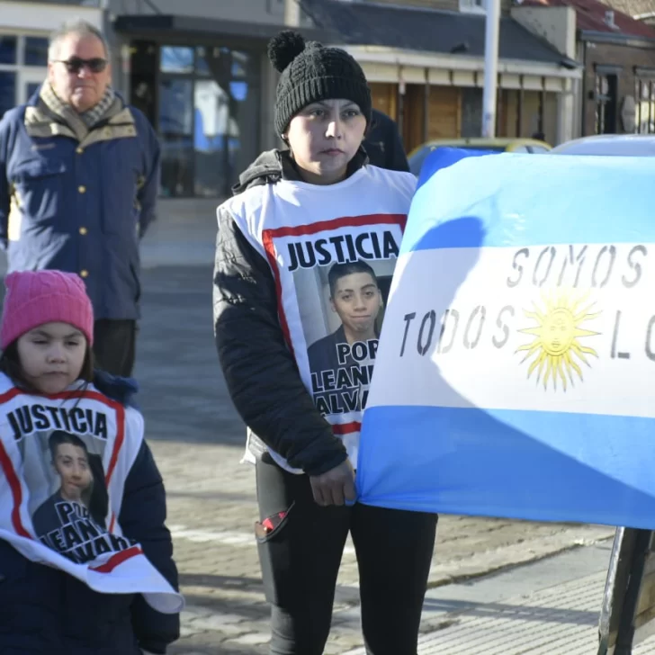 El reclamo por el caso Loan Peña presente en el izamiento dominical de Río Gallegos