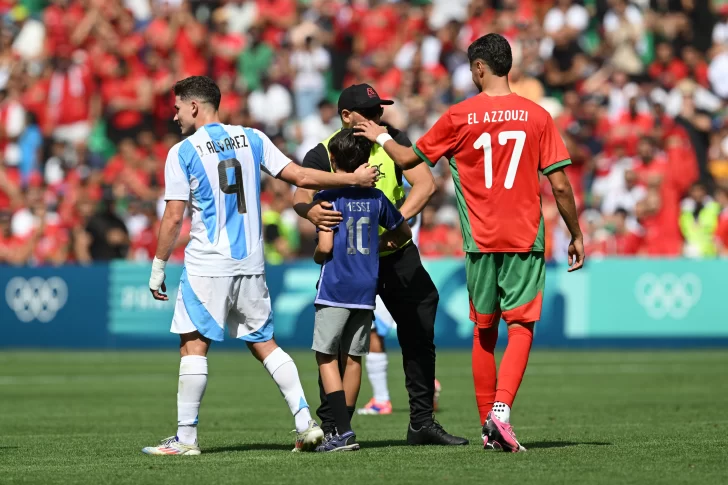 Juegos Olímpicos: El tierno gesto de Julián Álvarez con un nene que se coló en el campo de juego 