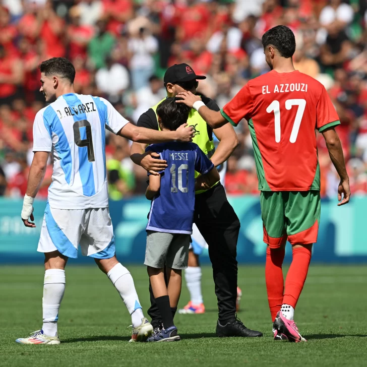 Juegos Olímpicos: El tierno gesto de Julián Álvarez con un nene que se coló en el campo de juego 