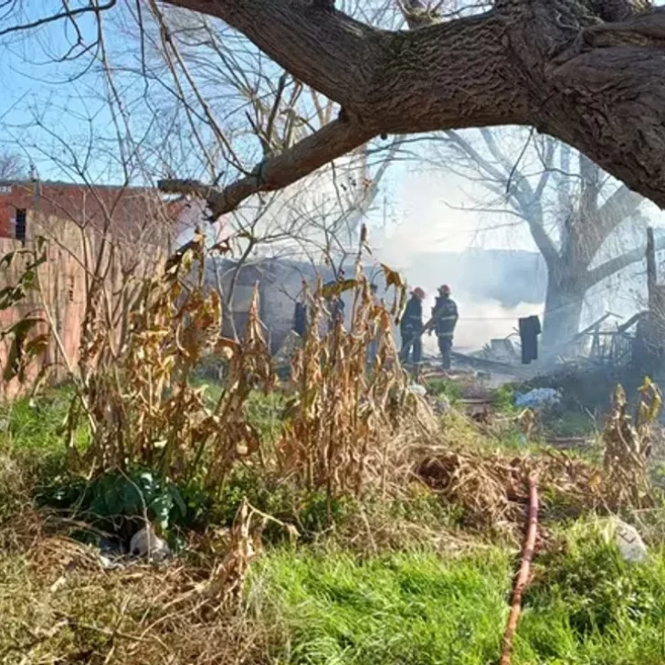 Una joven de 24 años murió quemada al intentar apagar un incendio en la casa de su vecino