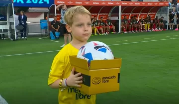 Video. Mirko, el hijo de Marley, entregó la pelota para el partido de Argentina y Canadá en la Copa América