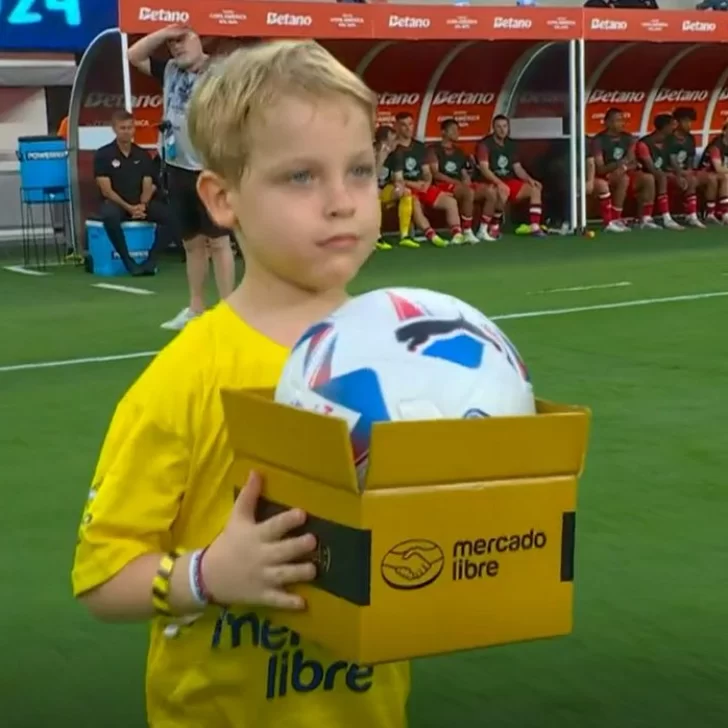 Video. Mirko, el hijo de Marley, entregó la pelota para el partido de Argentina y Canadá en la Copa América