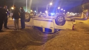 Camioneta volcó tras esquivar una moto y terminó en una zanja