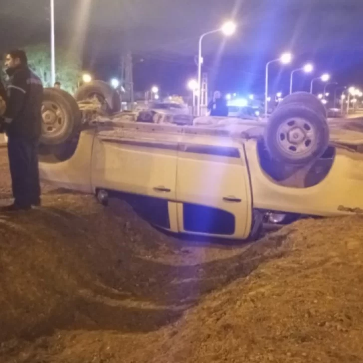 Camioneta volcó tras esquivar una moto y terminó en una zanja