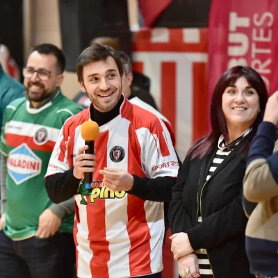 Nacho Torres entregó aporte económico al club Independiente de Esquel y valoró el “rol social” del deporte