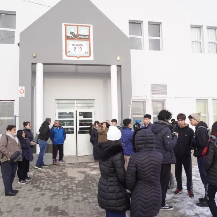Padres y alumnos de la Colegio Secundario N° 19 reclamaron por problemas edilicios