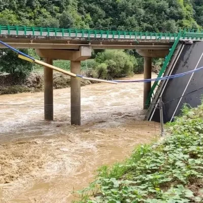 Video. Derrumbe de un puente en China deja una docena de muertos