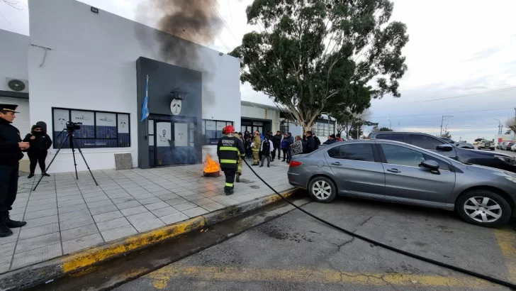 Tensión frente a la Municipalidad de Caleta Olivia: trabajadores reclaman por el pago del sueldo y aguinaldo