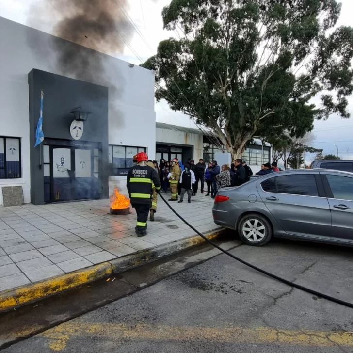 Tensión frente a la Municipalidad de Caleta Olivia: trabajadores reclaman por el pago del sueldo y aguinaldo