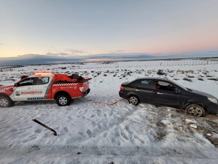 Bomberos rescataron un vehículo atascado en la nieve cerca de Puerto Santa Cruz