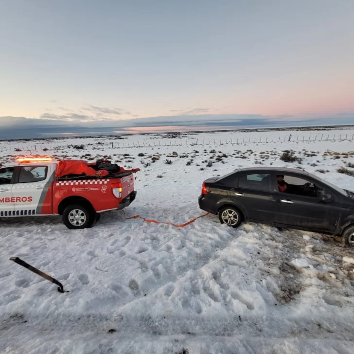 Bomberos rescataron un vehículo atascado en la nieve cerca de Puerto Santa Cruz