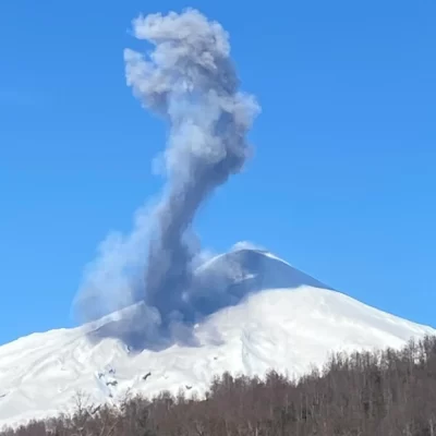 Impactante columna de cenizas en el Volcán Villarrica: ¿A qué se debió?