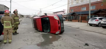 Fuerte vuelco en Caleta Olivia: el conductor terminó con heridas leves