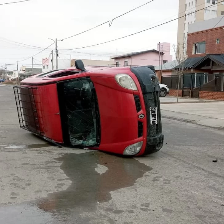 Fuerte vuelco en Caleta Olivia: el conductor terminó con heridas leves