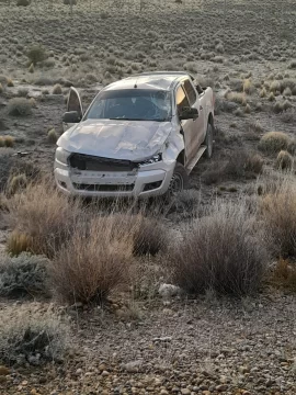 Insólito: un médico sufrió dos vuelcos en cuestión de horas por el hielo en la calzada