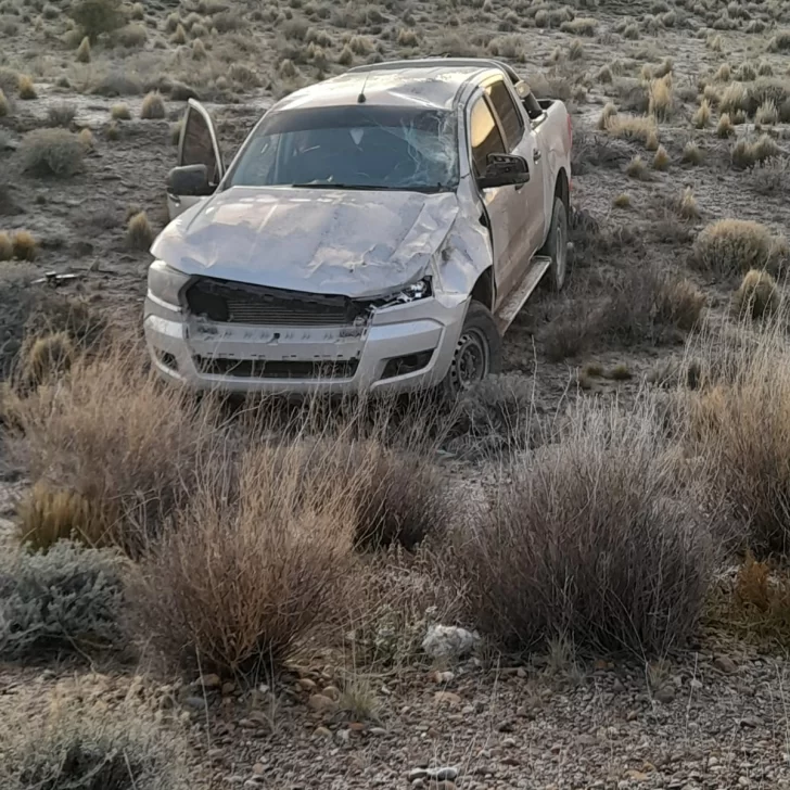 Insólito: un médico sufrió dos vuelcos en cuestión de horas por el hielo en la calzada