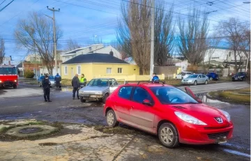 Dos vecinos con lesiones tras violento choque en el macrocentro de Río Gallegos Dos vecinos con lesiones tras violento choque en el macrocentro de Río Gallegos