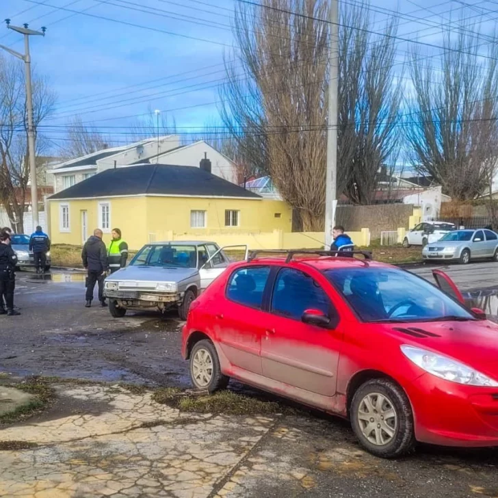Dos vecinos con lesiones tras violento choque en el macrocentro de Río Gallegos Dos vecinos con lesiones tras violento choque en el macrocentro de Río Gallegos