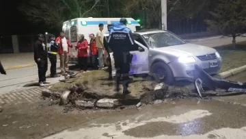 Un joven terminó con lesiones en su columna tras un violento choque en plena zona céntrica