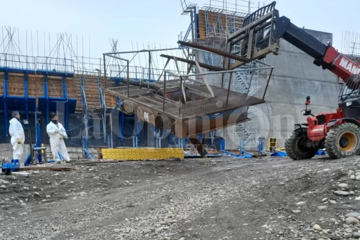 Asi-trabajan-contra-el-deshielo-e-inundaciones-en-la-obra-de-la-represa-Jorge-Cepernic-1-728x485