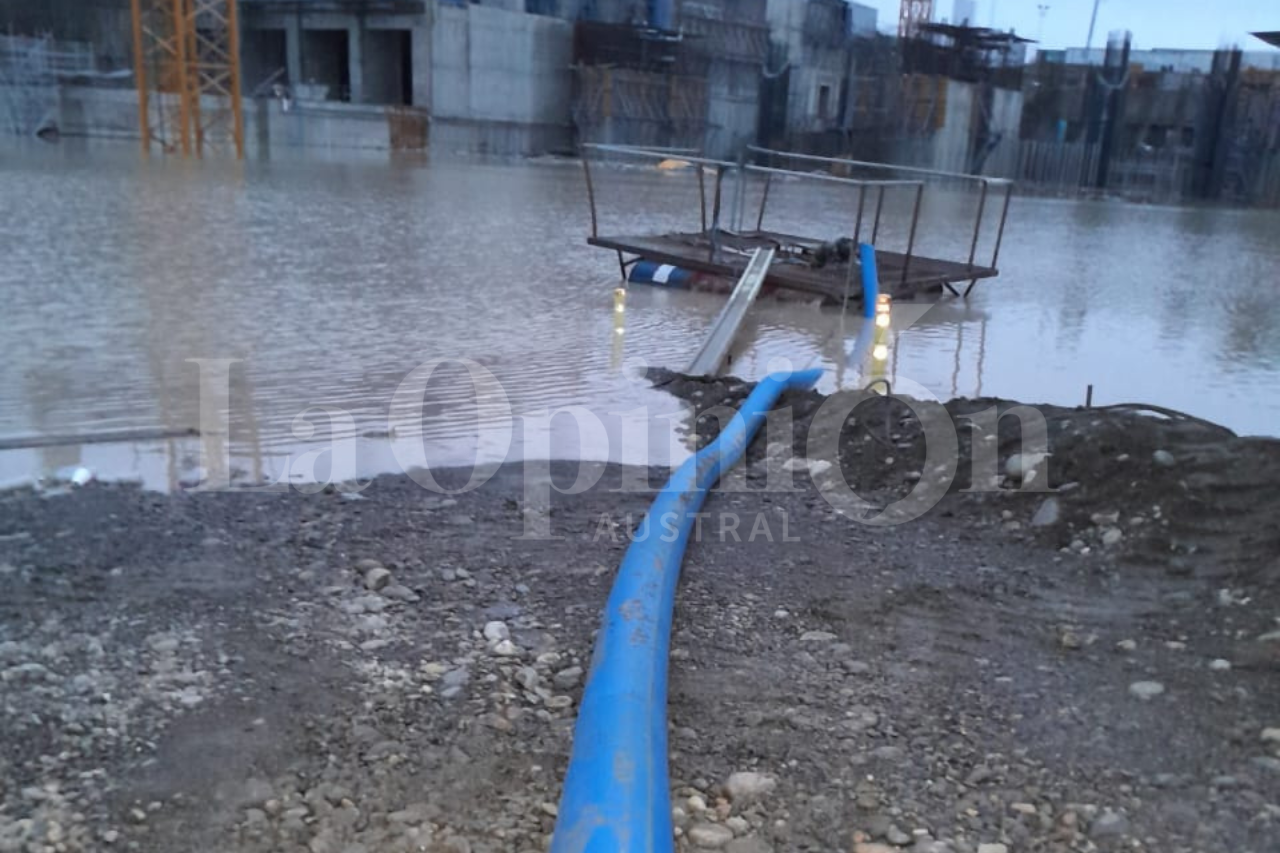 Asi-trabajan-contra-el-deshielo-e-inundaciones-en-la-obra-de-la-represa-Jorge-Cepernic-2-728x485